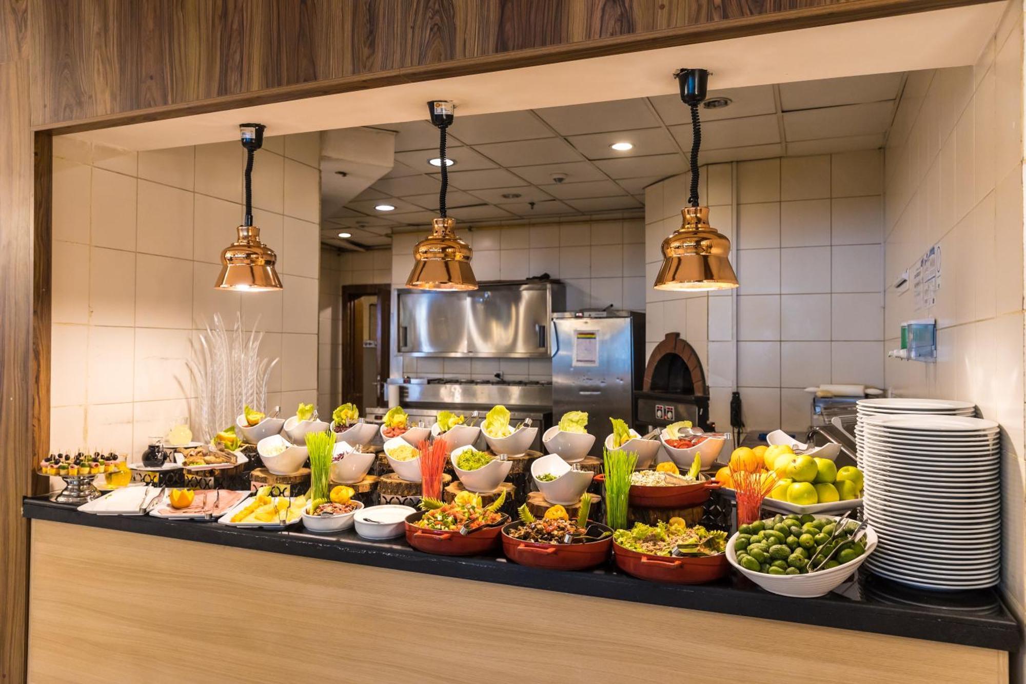Qalaalti Hotel & Spa Галаалты Экстерьер фото A buffet at a restaurant
