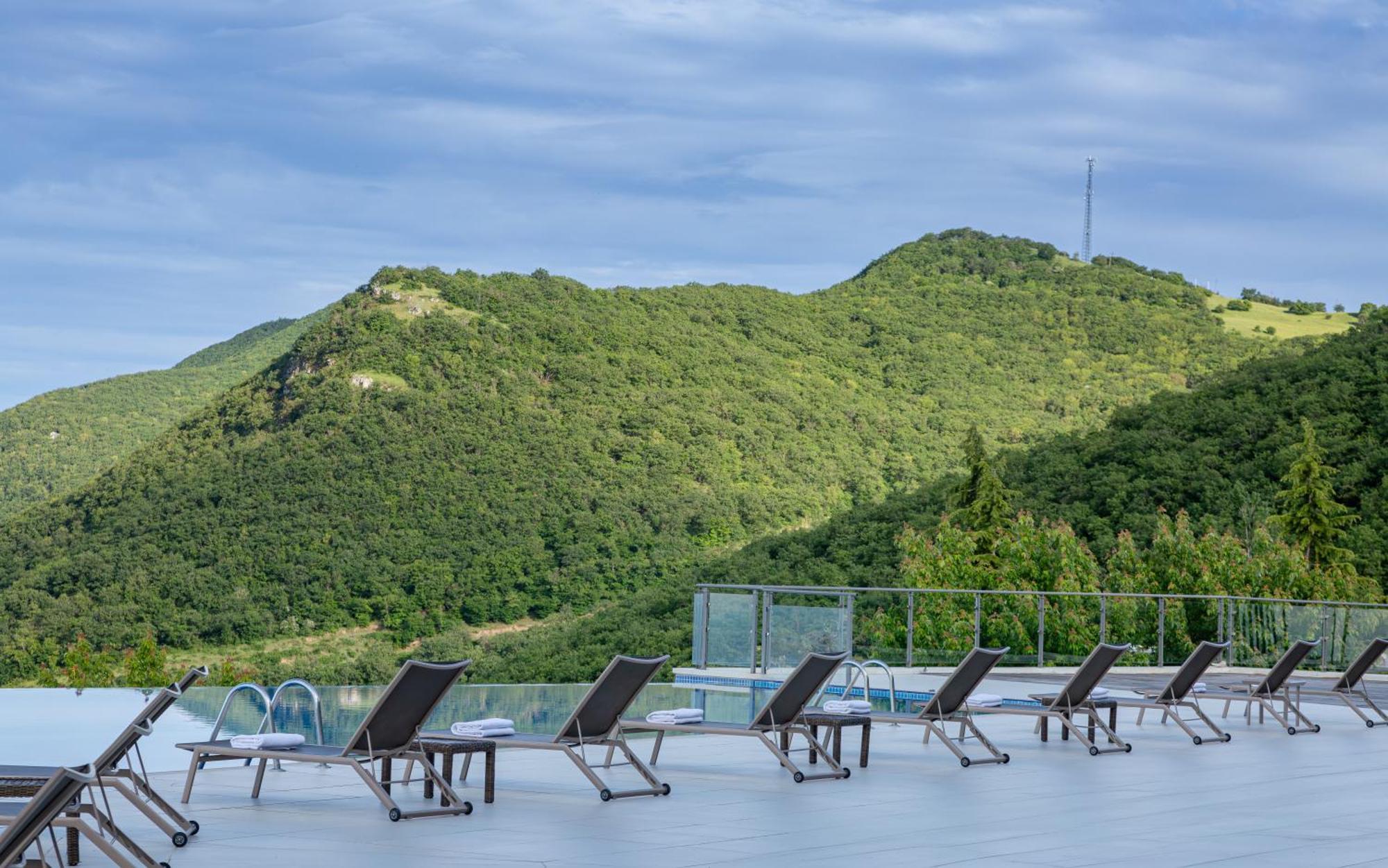 Qalaalti Hotel & Spa Галаалты Экстерьер фото View of the hills of the resort