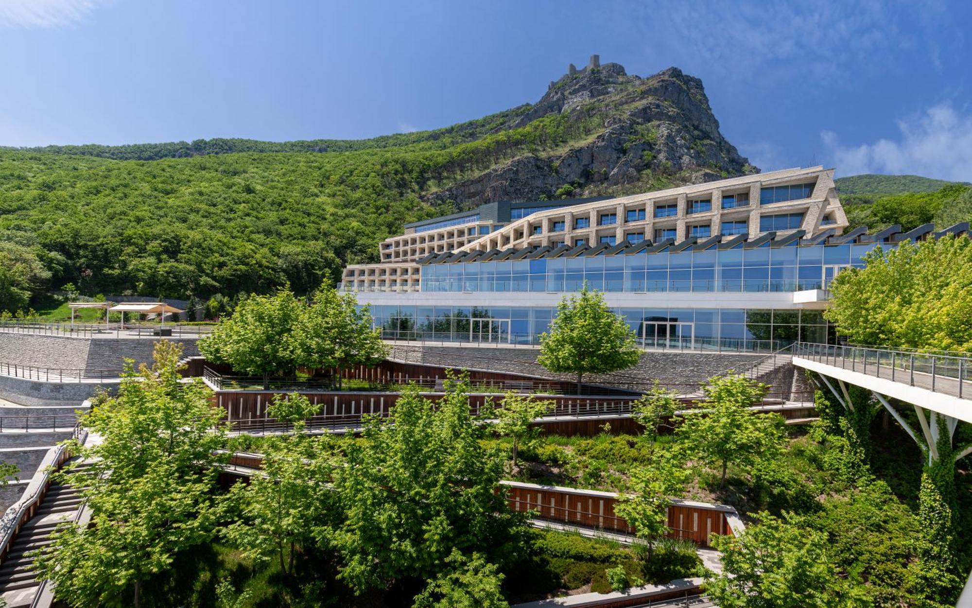 Qalaalti Hotel & Spa Галаалты Экстерьер фото The new building of the University of Patras