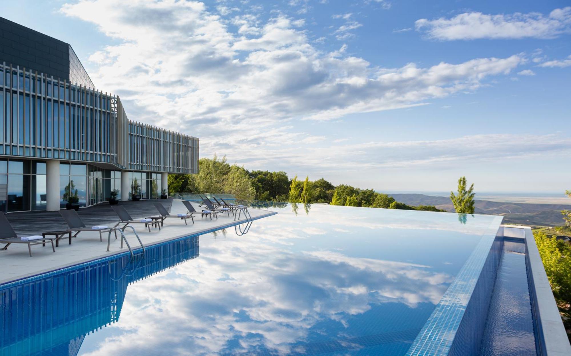 Qalaalti Hotel & Spa Галаалты Экстерьер фото The hotel's infinity pool